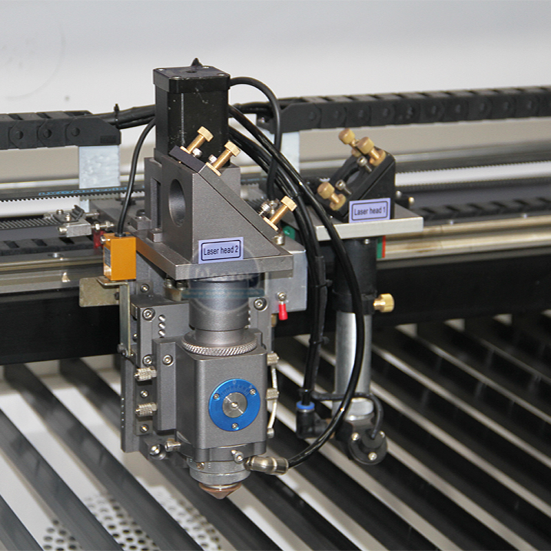 Machine de coupe laser de fibre optique comparée aux avantages de machine de découpage de