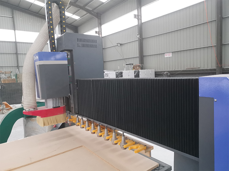 Application de la machine de gravure CNC dans le traitement de la porte composite en bois 