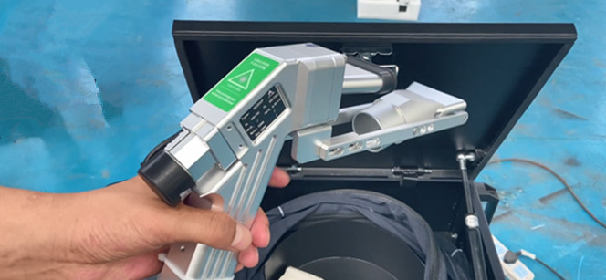 Machine de nettoyage laser portable pour couche de pollution métallique