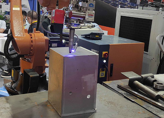 Machine de soudage laser robotisée à 6 axes