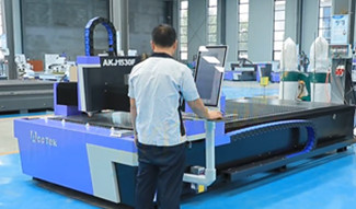 How to operate a laser cutting machine? 