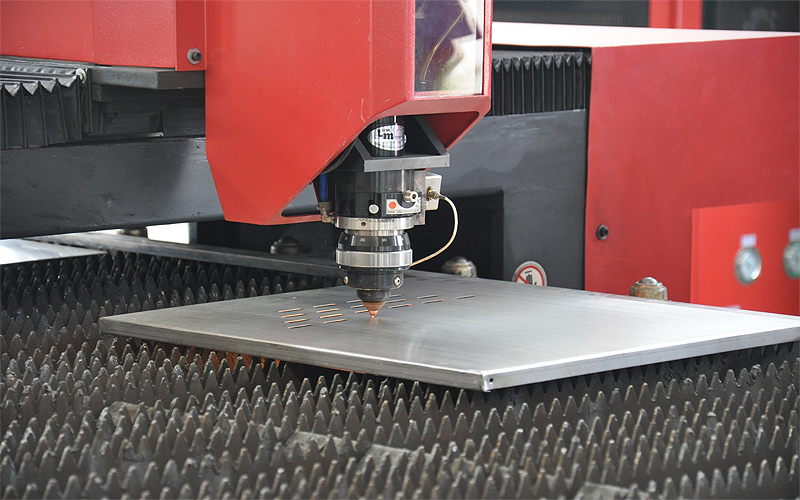 How does the fiber laser cutting machine achieve focusing ?